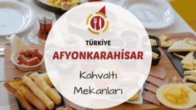 Afyonkarahisar kahvaltı mekanlarını gösteren sucuk, kaymak ve sıcak bazlamayla hazırlanmış kahvaltı sofrası görseli
