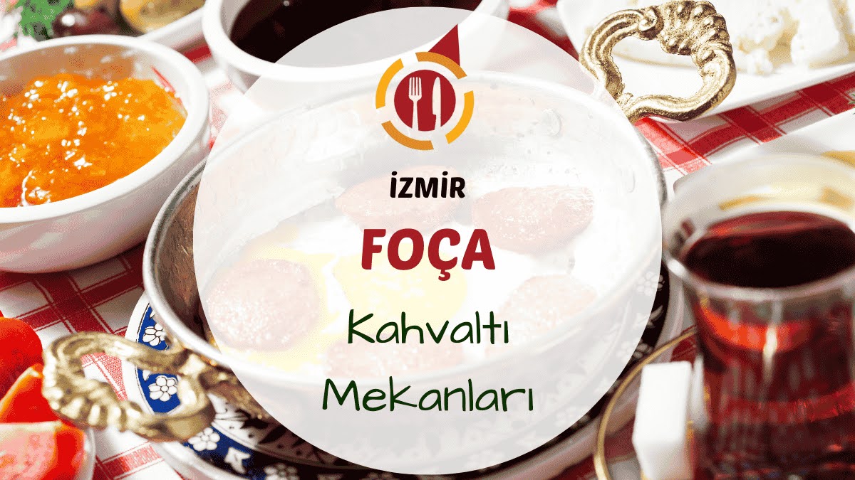 İzmir Foça kahvaltı mekanlarını gösteren deniz kenarında veya taş evlerin önünde kurulmuş Ege serpme kahvaltı masası görseli